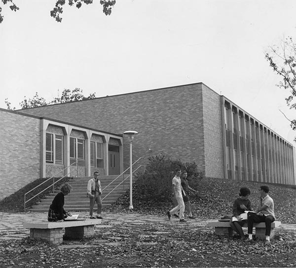 1963 students outside the Green Bay Center Deckner Campus